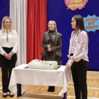 Przedstawicielki Rady Rodziców składają życzenia nauczycielom. 