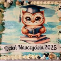 Tort, który był upominkiem od Rady Rodziców w niebieskiej kolorystyce z sową i napisem Dzień Nauczyciela 2025