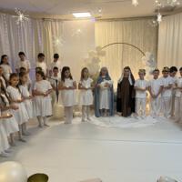 Wysęp dzieci ubranych na biało