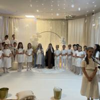 Wysęp dzieci ubranych na biało