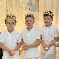 Wysęp dzieci ubranych na biało