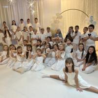 Wysęp dzieci ubranych na biało