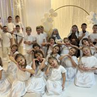 Wysęp dzieci ubranych na biało