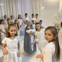 Wysęp dzieci ubranych na biało