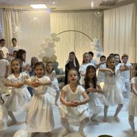 Wysęp dzieci ubranych na biało