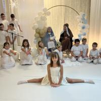 Wysęp dzieci ubranych na biało