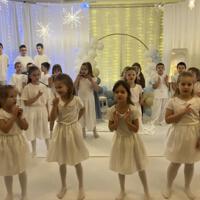 Wysęp dzieci ubranych na biało