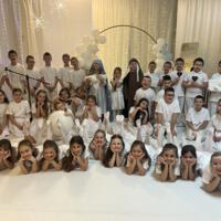 Wysęp dzieci ubranych na biało