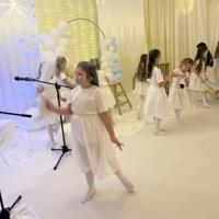 Wysęp dzieci ubranych na biało