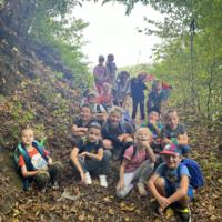 Dzieci bawią się na łące 