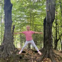 Dzieci bawią się na łące 