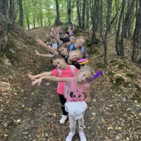 Dzieci bawią się na łące 