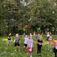 Dzieci bawią się na łące 