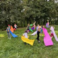 Dzieci bawią się na łące 