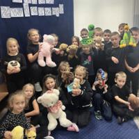 Dzieci świętują dzień zwierzaka, są ubrane na czarno a na twarzach mają maski różnych zwierząt.