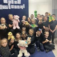 Dzieci świętują dzień zwierzaka, są ubrane na czarno a na twarzach mają maski różnych zwierząt.