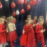 Dziewczynka i chłopiec składają sobie życzenia. 