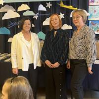 Na tle prac dyrekcja szkoły oraz organizatorki